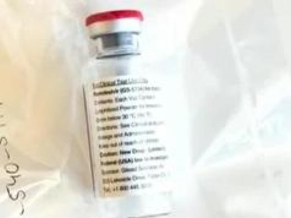 La vacuna contra el nuevo coronavirus podría estar disponible en año o año y medio, en el mejor de los casos. Por eso, ahora mismo, es fundamental establecer un protocolo para su tratamiento. Varios hospitales de Estados Unidos, Canadá, Europa y Japón están en ello, y ya han identificado un fármaco eficaz en los casos más graves: se trata de Remdesivir, que ya ha sido probado en una decena de monos y hasta en 125 personas enfermas. Los resultados son, cuanto menos, alentadores: el virus se detuvo, mejoraron sus síntomas y muchos de ellos fueron dados de alta.