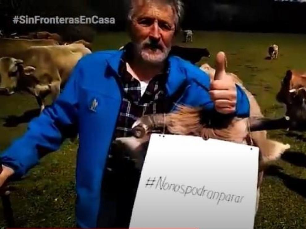 Manuel Mora, Manolet, aparece en el videoclip de la reedición de '20 de abril'.