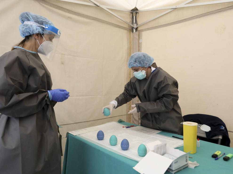 Los sanitarios realizan el test rápido en el mismo punto móvil.