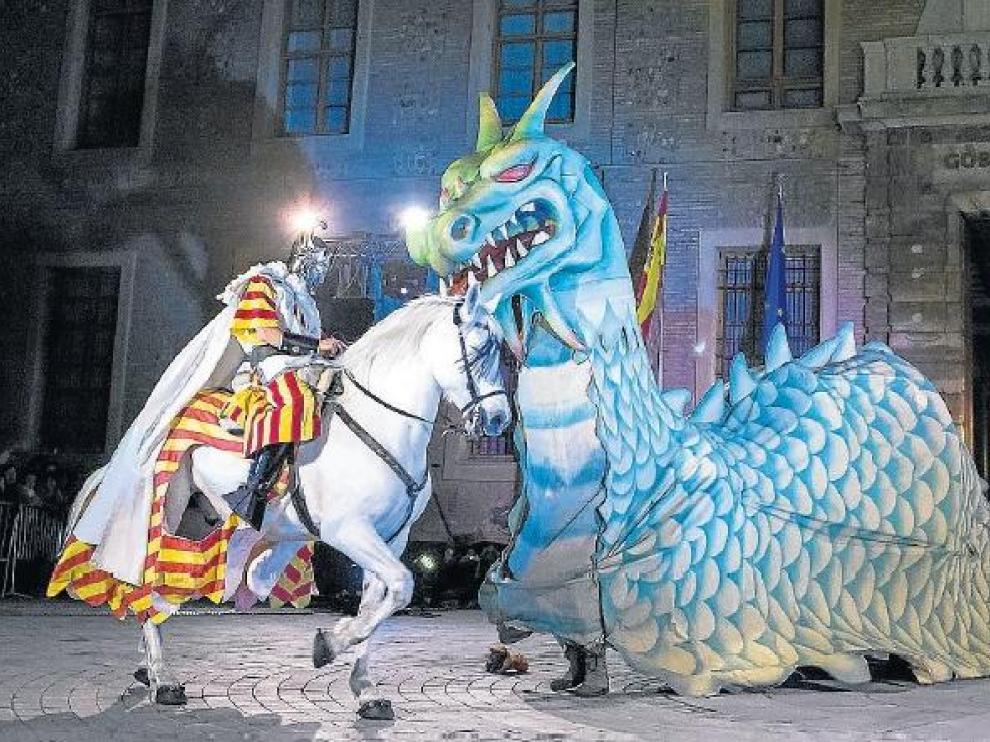 El valeroso caballero, en las calles empedradas.