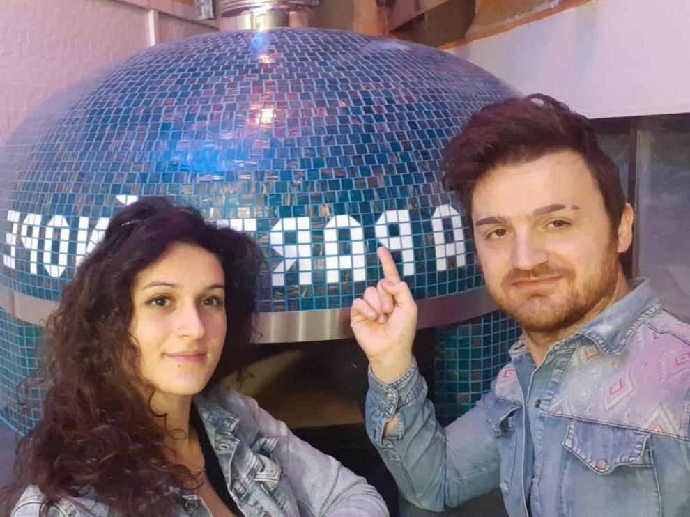 Angela Simonetti y Augusto Alois, delante del horno que han importado desde Nápoles para su futuro restaurante.