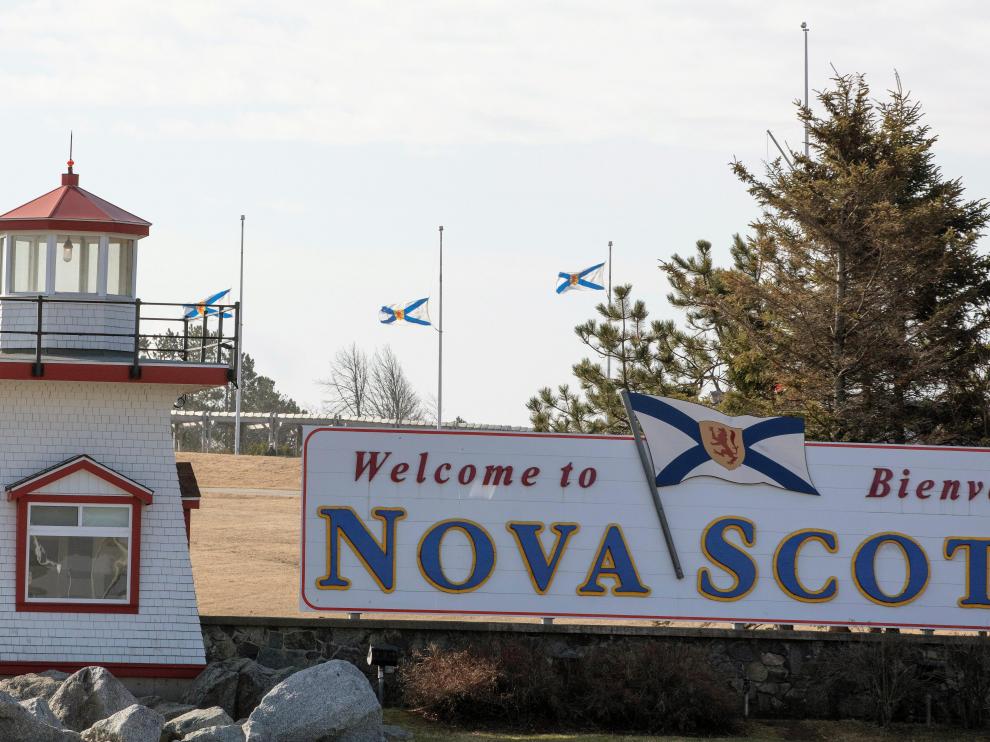 Banderas a media asta en la frontera entre New Brunswick y Nueva Escocia por la masacre.