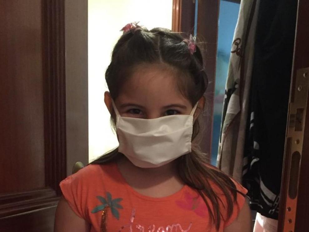 Lucía Mateo, con su mascarilla arandina.
