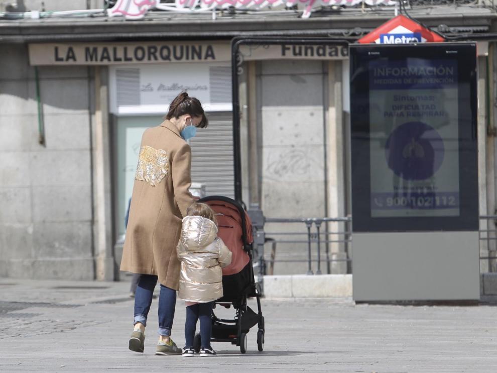 Una madre con sus hijos en Madrid durante el confinamiento.