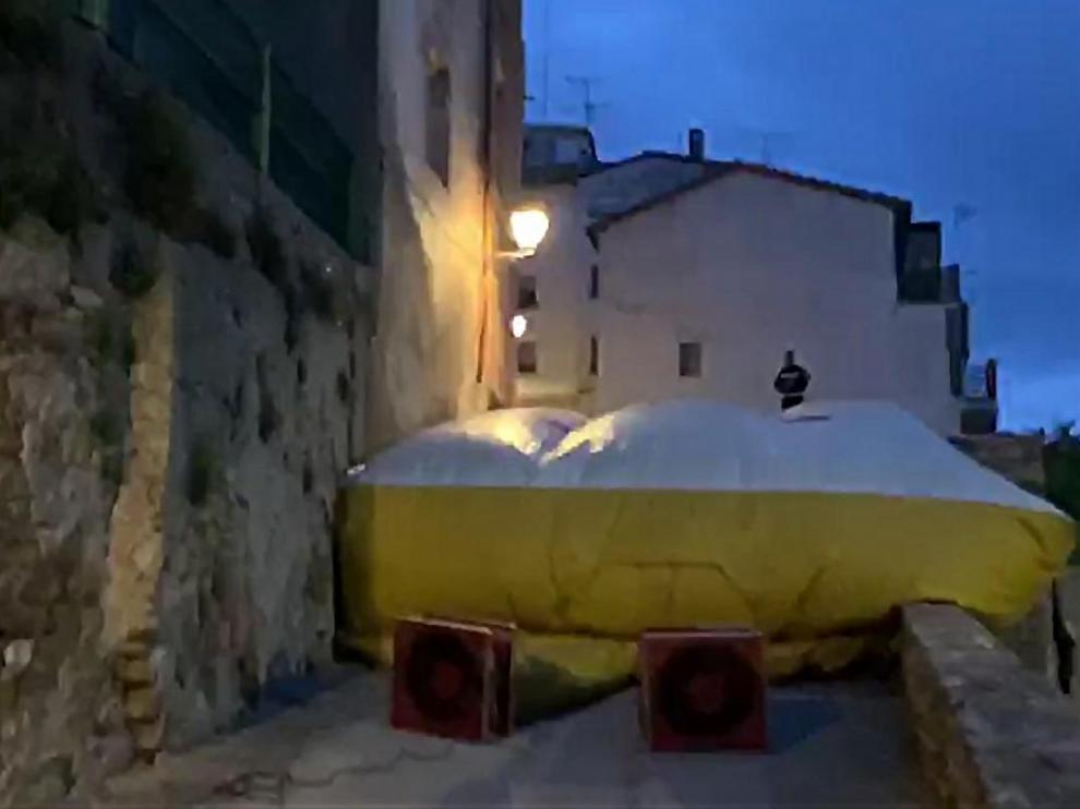 Colchón de salvamento de los bomberos del Ayuntamiento de Zaragoza en la fachada de la vivienda.