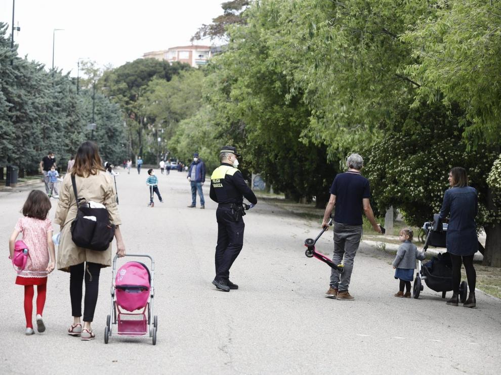 La Policía Local patrulla por el Parque Labordeta de Zaragoza este domingo a media mañana.