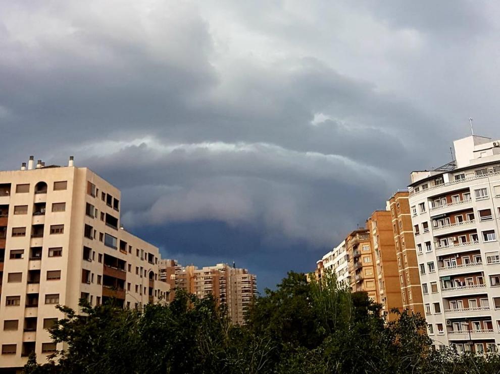 Nubes de tormenta sobre Zaragoza.