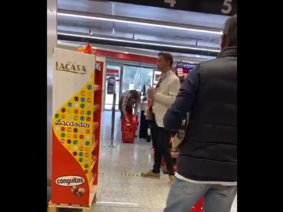 Pablo Iglesias en un supermercado sin mascarilla y con su escolta.