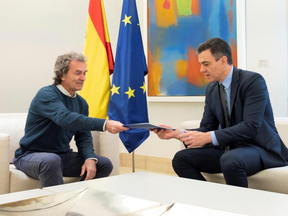 Fernando Simón entrega a Pedro Sánchez el informe de los expertos sobre la desescalada.