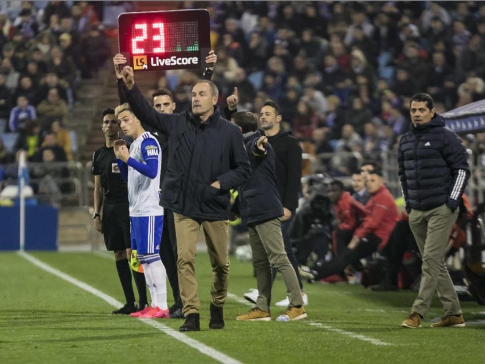 Momento en el que Blanco va a sustituir a Kagawa en uno de los últimos partidos disputados por el Real Zaragoza en La Romareda.