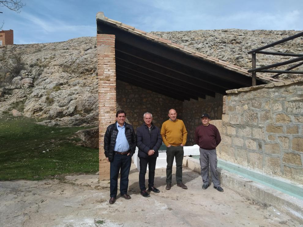 El presidente y vicepresidente de la Comunidad de Teruel, con alcalde y un operario contratado en Cañada Vellida.