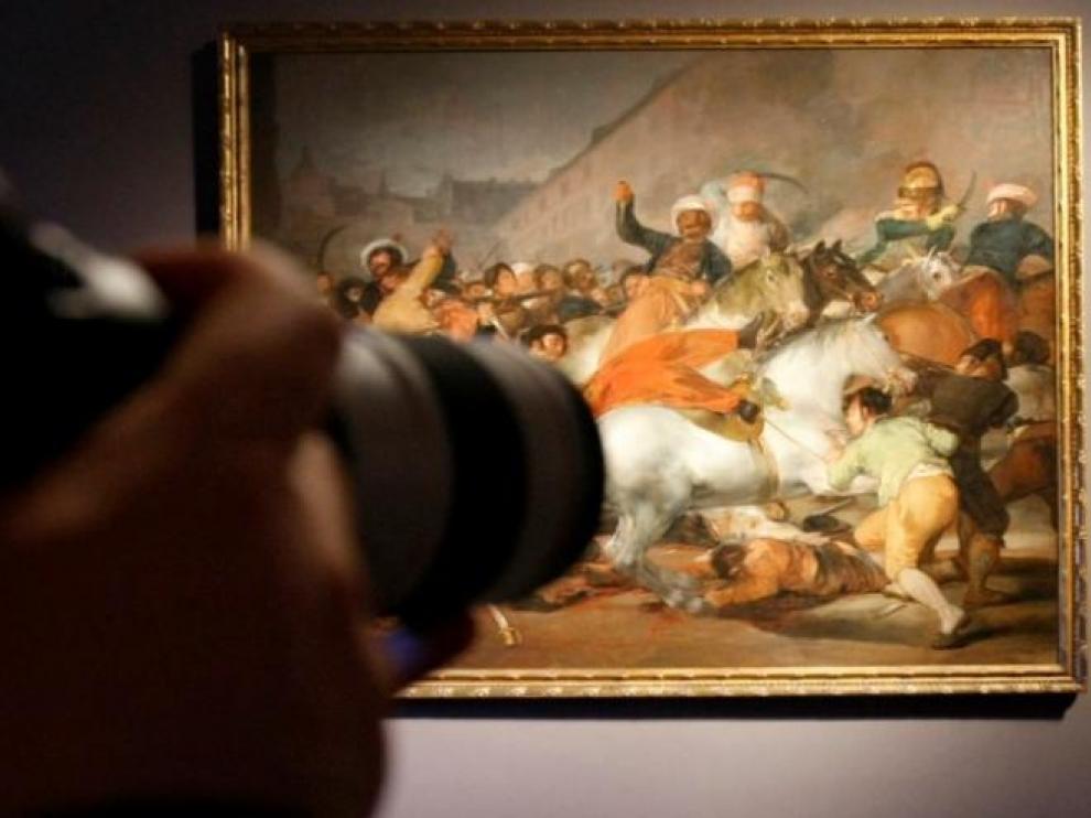 Una cámara delante del '2 de mayo' de Goya.