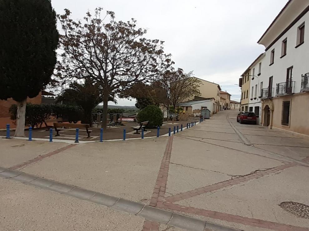 Una de las calles de la localidad completamente desierta por el confinamiento