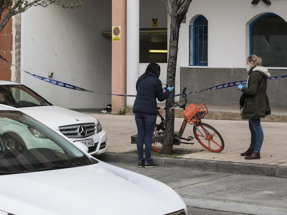 Dos policías examinan la bicicleta que el agresor colocó en la acera.
