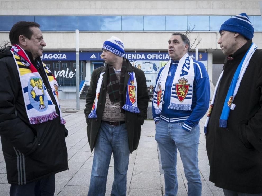 Vicente Casanova, segundo por la derecha, junto con otros peñistas (Carlos Asín y los hermanos Sancho) en una fotografía tomada poco antes del parón de la competición para un reportaje en HERALDO sobre el Real Zaragoza invicto y lanzado en la segunda vuelta de la liga.