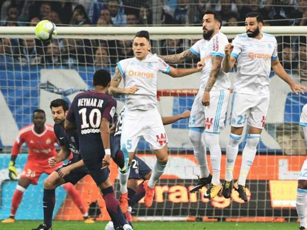 Neymar lanza una falta directa en el partido Paris Saint-Germain-Olympique Marsella de esta temporada ya concluida sin finalizarse todos sus partidos.