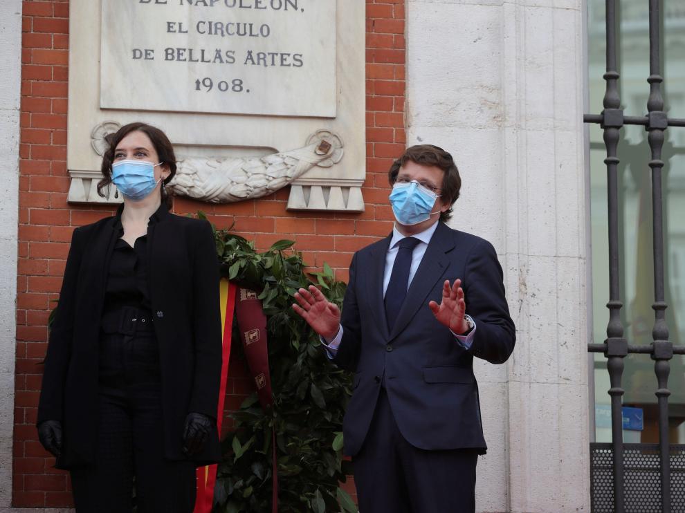 Isabel Díaz Ayuso y el alcalde de Madrid, José Luís Martínez Almeida, en los actos del Dos de Mayo.