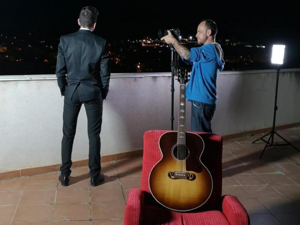 Roberto Isasi durante la grabación de su nuevo videoclip.