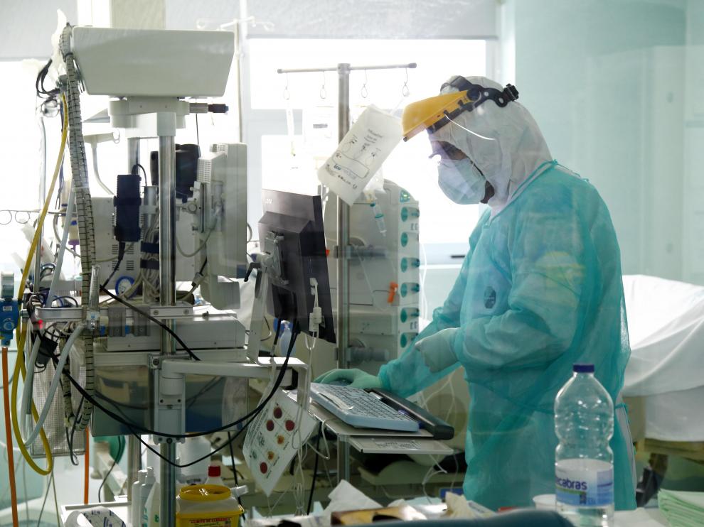 Las unidades de cuidados intensivos de Aragón, en la foto, la del hospital Miguel Servet, llegaron a disponer de 298 camas en el pico de la pandemia y siempre hubo un 30% libres.