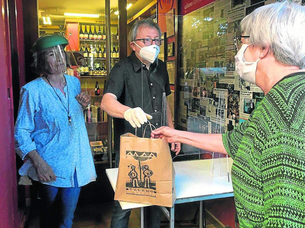 Paco Goyanes y Ana Cañellas, dueños de Cálamo, saludan a Dolores, primera clienta.