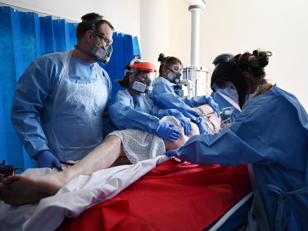 Varios sanitarios atienden a un enfermo de covid-19 en la uci del Royal Panworth Hospital, en Cambridge.
