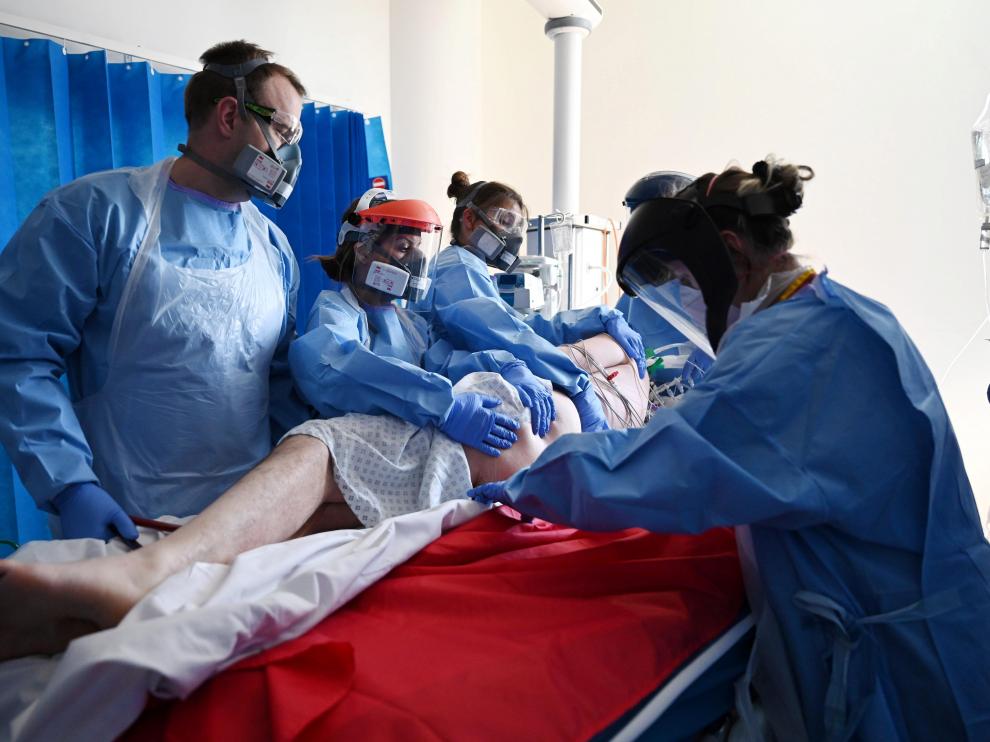 Varios sanitarios atienden a un enfermo de covid-19 en la uci del Royal Panworth Hospital, en Cambridge.