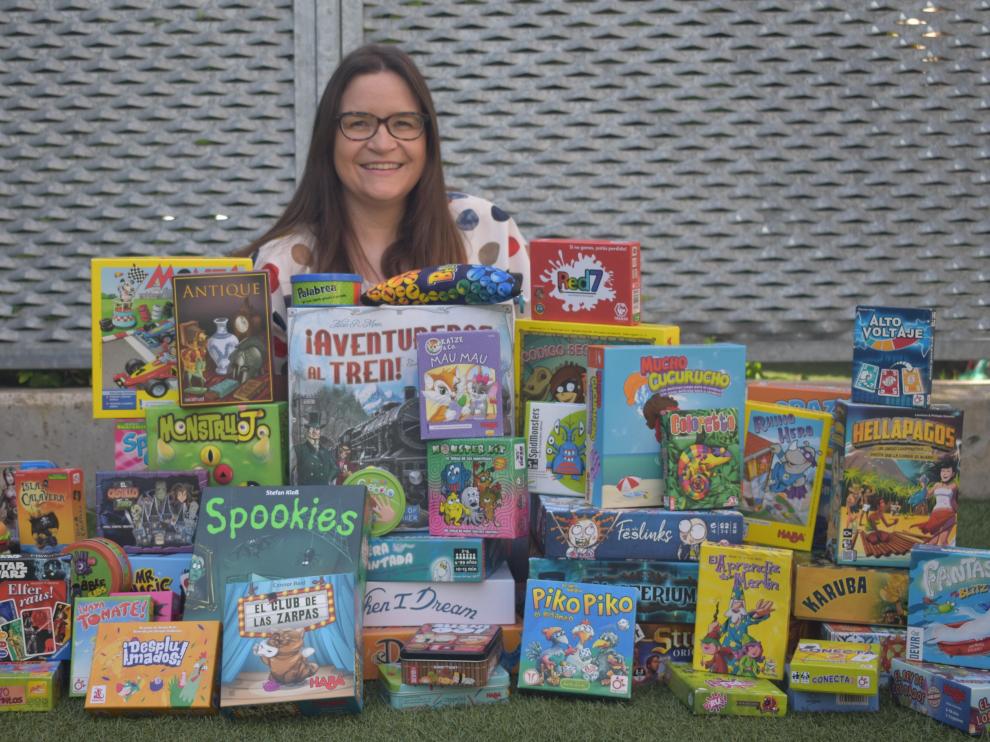 La profesora Yoly Pérez con decenas de juegos de mesa.