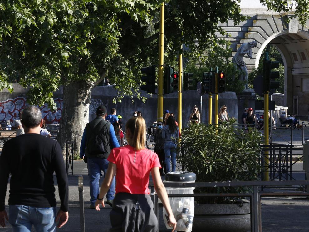 Varias personas pasean por un parque de Roma, este miércoles, el tercer día de la fase 2.