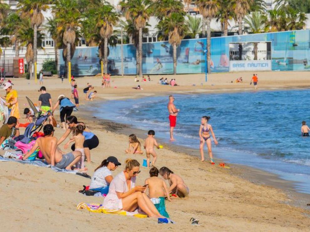 Grupos de familias se saltan la prohibición y llenan la playa de Ponent de Salou