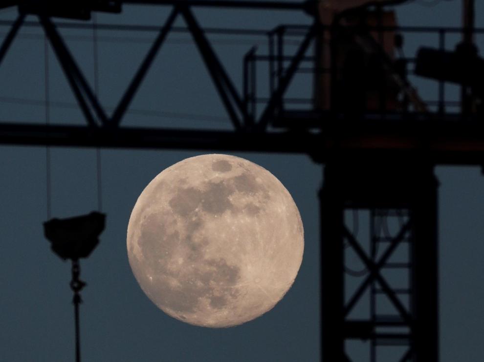 Imágenes que deja la luna llena en España.