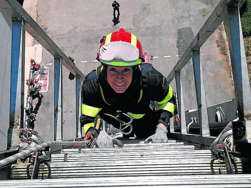 Anabel Sancho, durante uno de sus entrenamientos en el parque de Bomberos de Teruel
