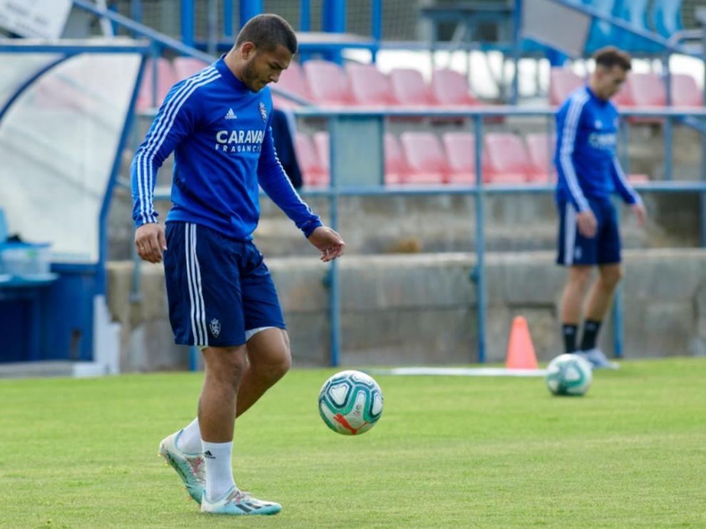 Luis Suárez y, al fondo, Blanco, con el balón durante el entrenamiento de este sábado en la Ciudad Deportiva.