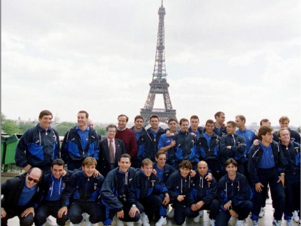 La expedición del Real Zaragoza a la final de la Recopa, en el Trocadero con la Tour Eiffel de fondo, horas antes de la disputa del partido ante el Arsenal en París.
