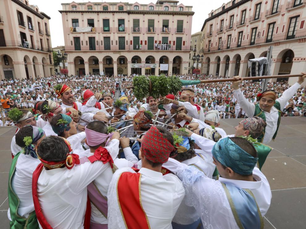 Actuación de los Danzantes de Huesca en las fiestas de San Lorenzo de 2019.