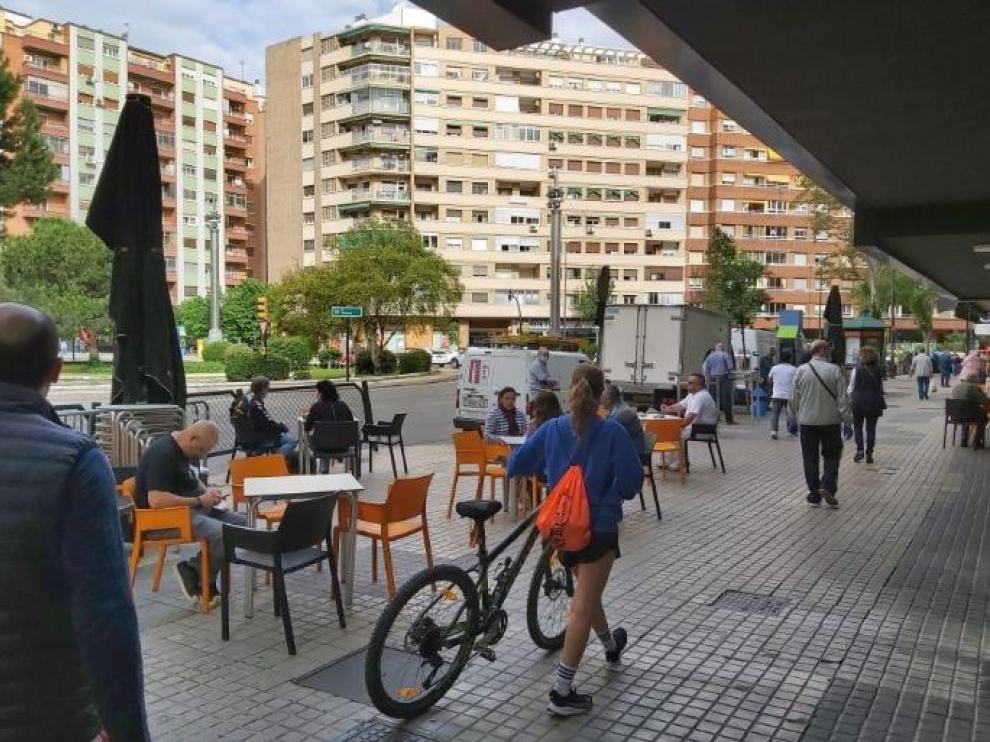 La terraza del bar Río de la plata, en la plaza Roma de Zaragoza.