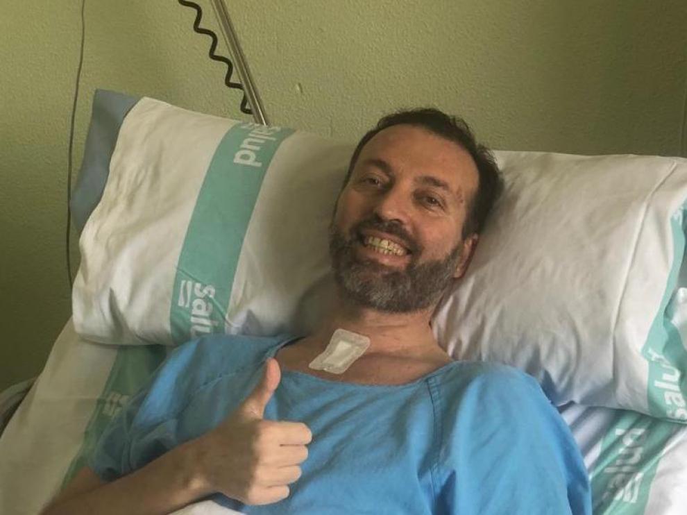 Carlos Pinardel, de 49 años, ha superado la uci en el Hospital Militar y ha sido trasladado a la planta. Su salida fue aplaudida por el equipo médico y él dio un mensaje.
