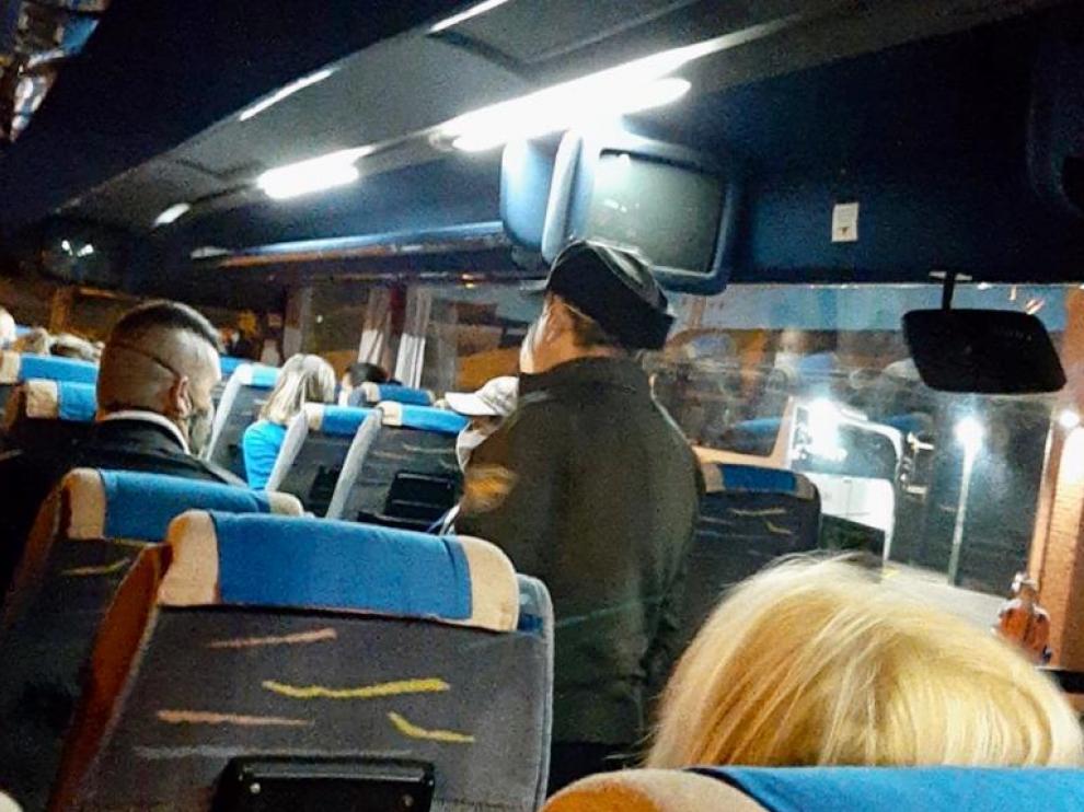 Trabajadores del campo en el autobús que les lleva desde Andorra (Teruel) hasta Sástago (Zaragoza)