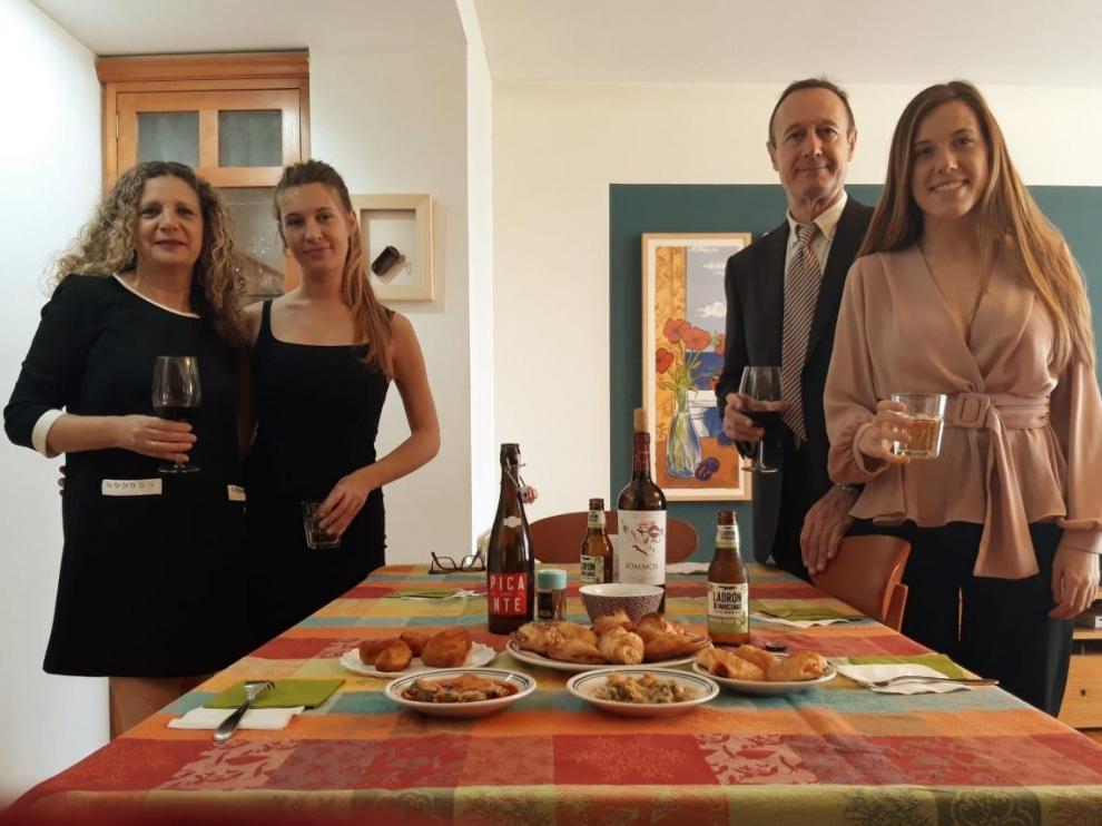 Vecinos de Langa del Castillo, en un vermú compartido por videollamada.