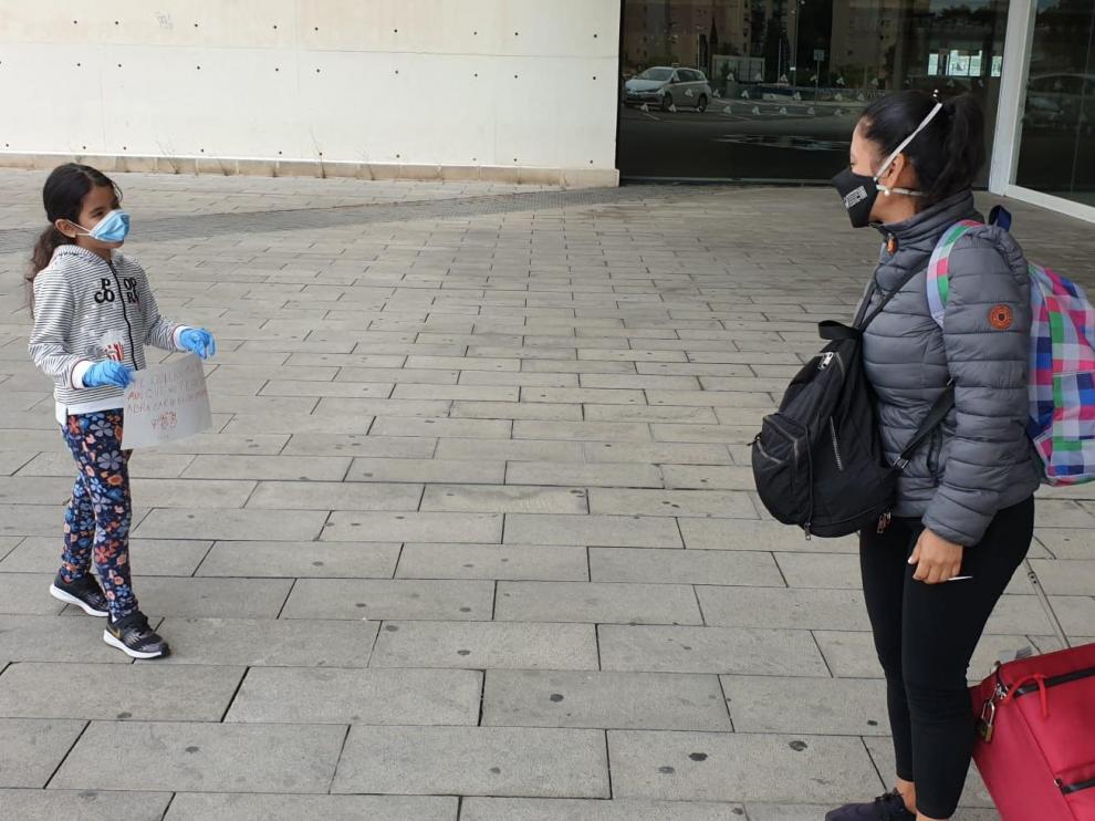 El reencuentro en Zaragoza de una niña y su madre, tras volver de Ecuador