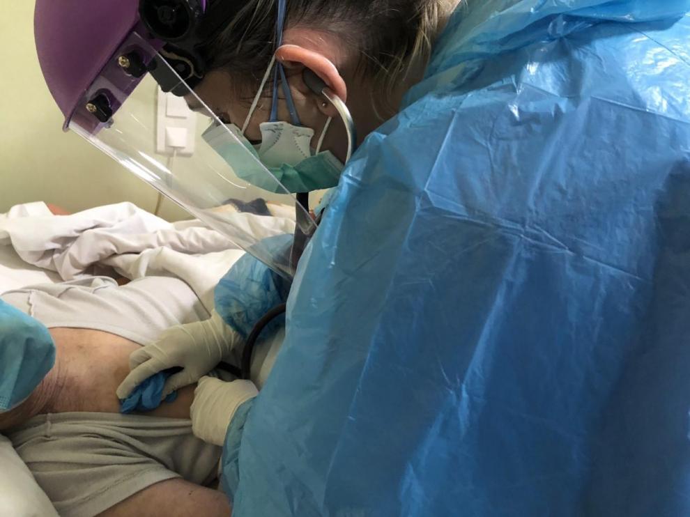 Una doctora atiende a un paciente con coronavirus.