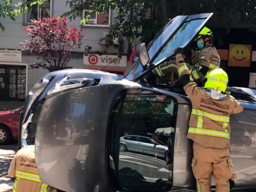 Detenido un conductor por circular ebrio, tras chocar con otro turismo, en Casetas