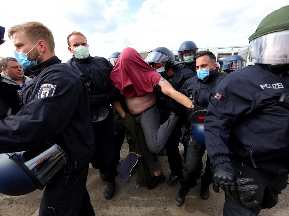 La Policía detiene a una persona en una concentación ultra frente al Reichtag, en Berlín.