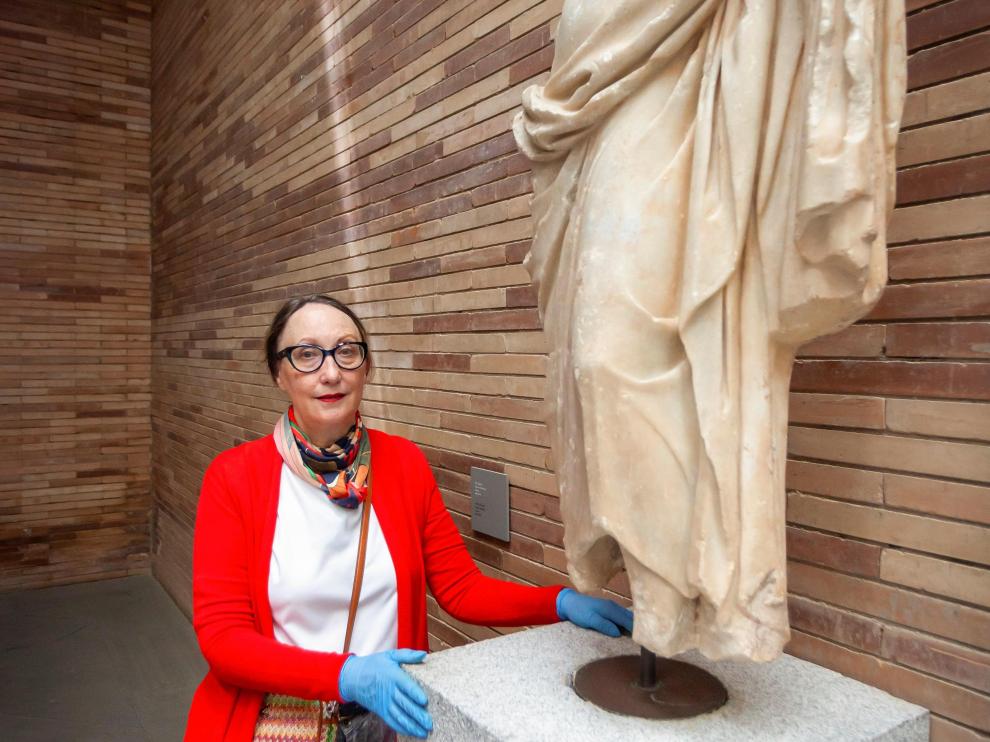 La directora del Museo Romano de Mérida, Trinidad Nogales, observa una escultura del museo, este lunes en Mérida.