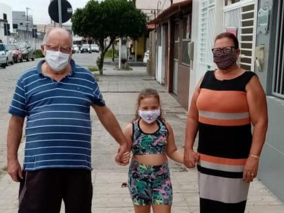 Miguel Ayete y su mujer, Eliane Freitas, de compras con su nieta Sophia en Feira de Santana (Brasil), donde están pasando esta cuarentena
