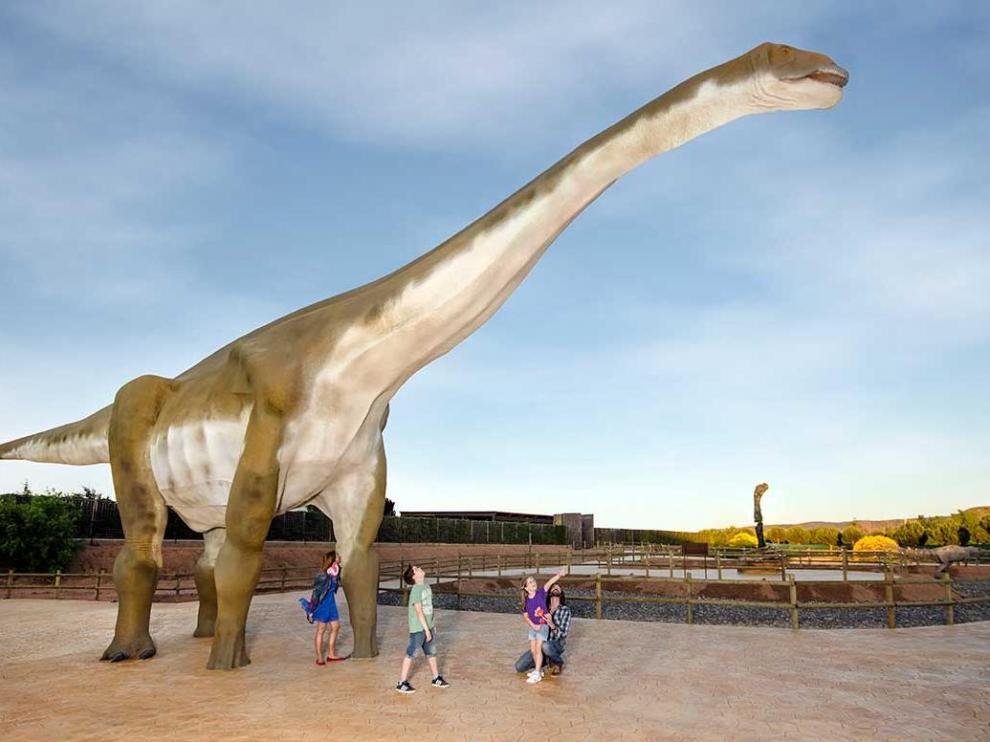 Réplica del Turiasaurus riodevensis en la sede de Dinópolis en Teruel.