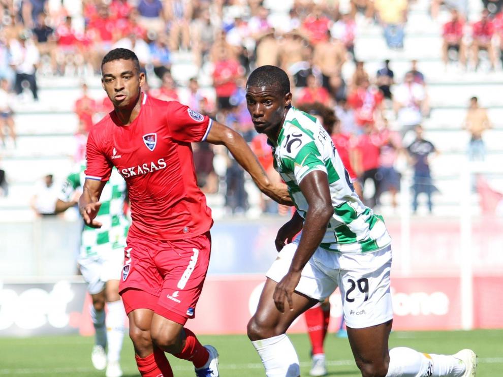 Fabio Abreu, a la derecha, con la camiseta verdiblanca del Moreirense.