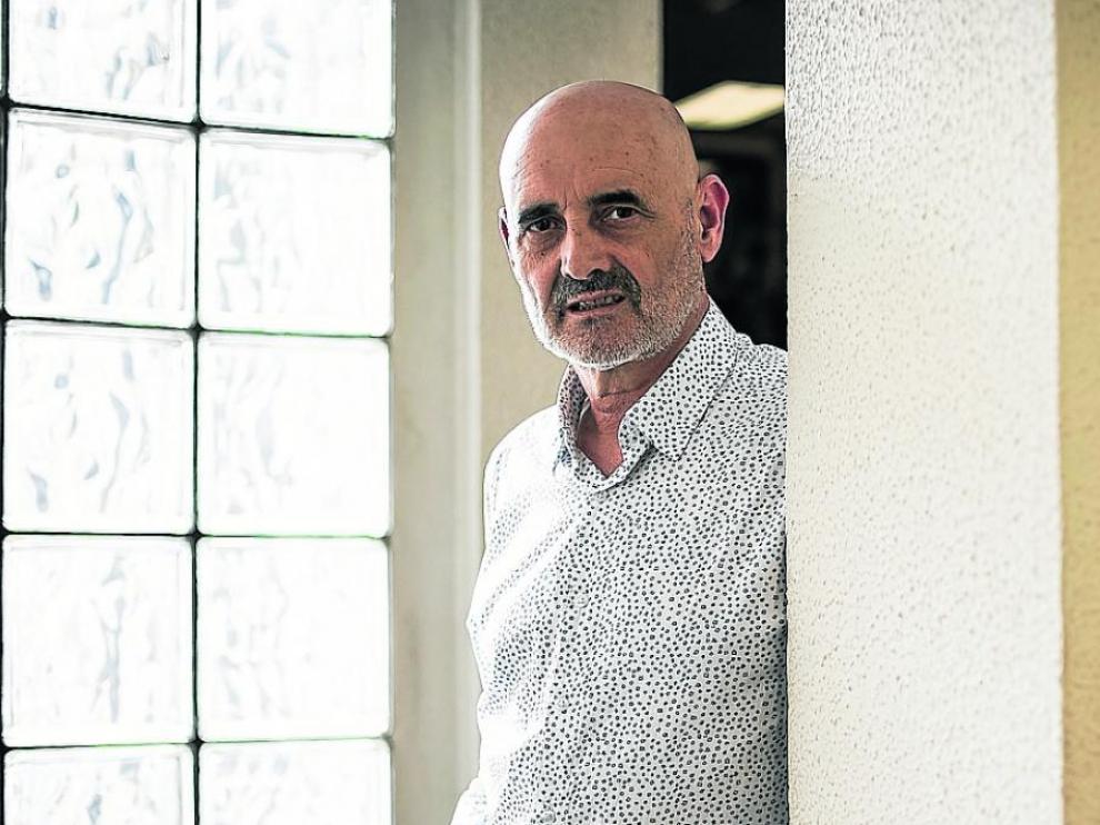 Miguel Mena publica 'Canciones tristes que nos alegran el día'.