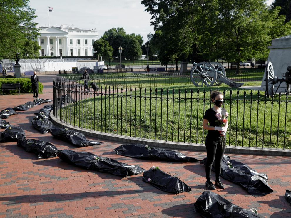 Una mujer, en medio delas bolsas negras desplegadas durante la protesta ante la Casa Blanca.