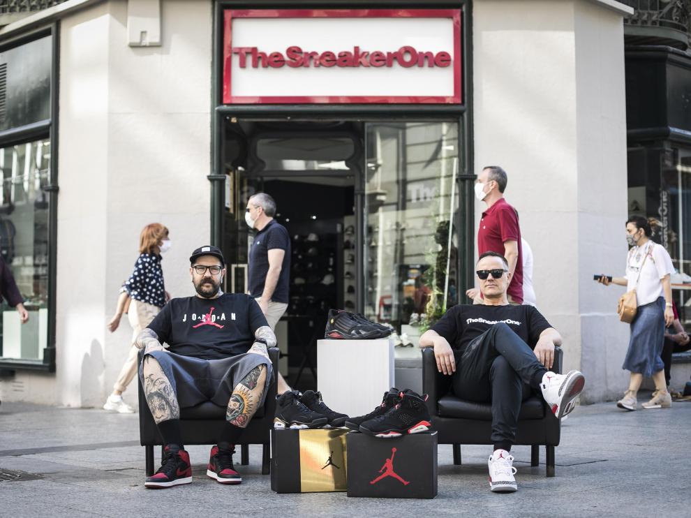 Álex Cornejo y Javier Crivillé, de The Sneaker One, con varios modelos de Air Jordan.