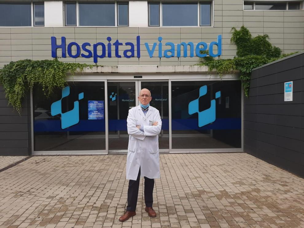 El director médico de hospital Viamed Montecanal, el doctor Marcelino Vila, en las instalaciones del hospital.